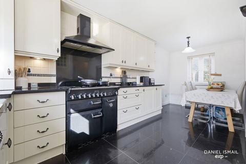 4 bedroom detached house for sale, Gilbert Drive, Basildon SS16