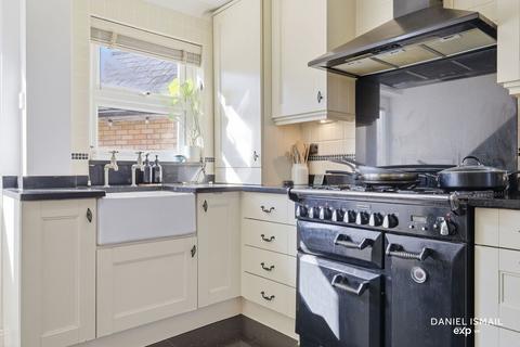 4 bedroom detached house for sale, Gilbert Drive, Basildon SS16