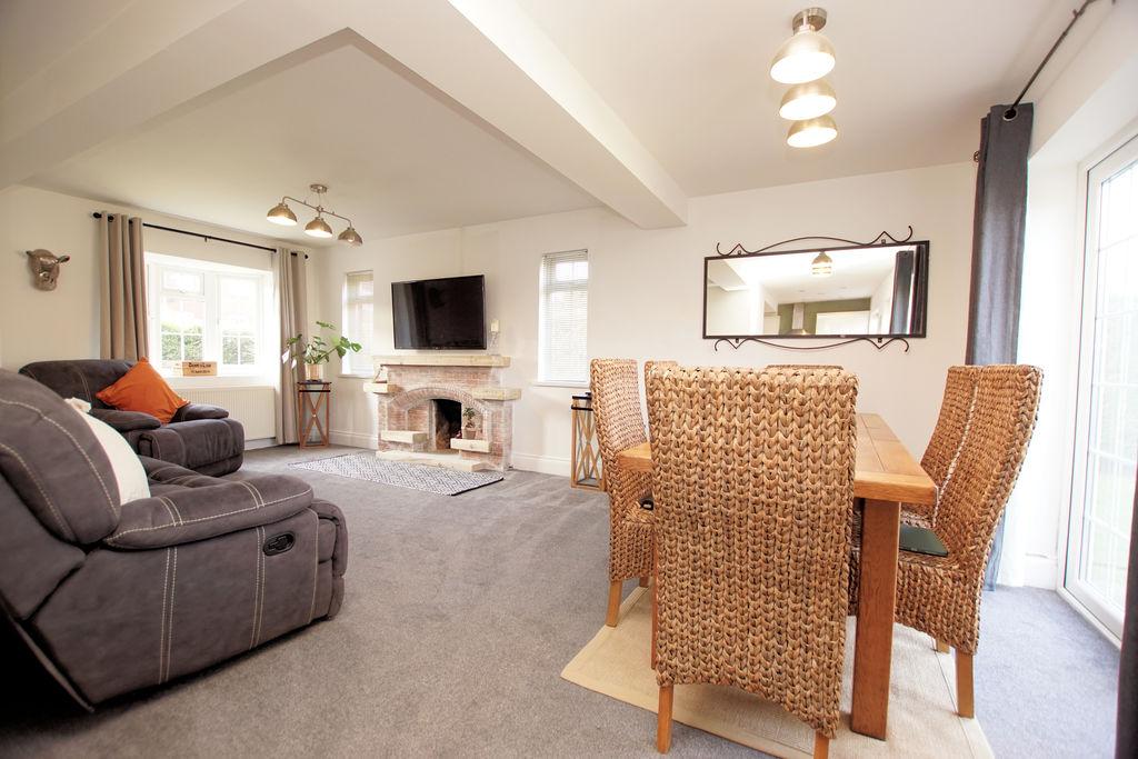 Lounge/Dining Room