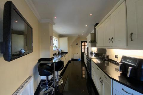 3 bedroom semi-detached house for sale, Hornchurch RM12