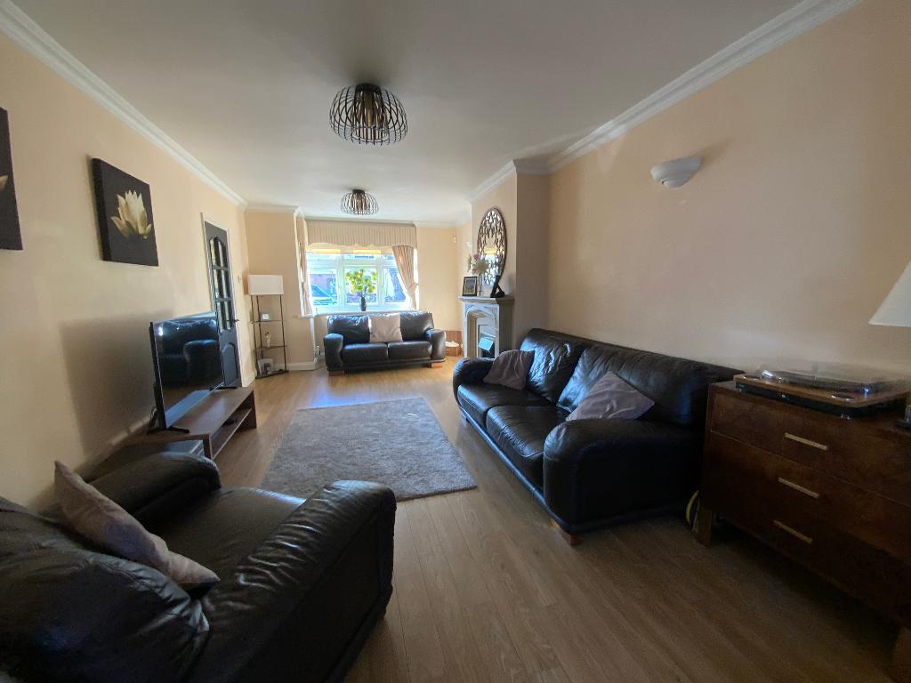 LIVING ROOM 21'10 x 11'