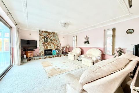 4 bedroom detached house for sale, Old Bedford Road, Old Bedford Road Area, Luton, Bedfordshire, LU2 7BZ