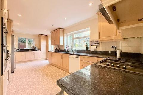 4 bedroom detached house for sale, Old Bedford Road, Old Bedford Road Area, Luton, Bedfordshire, LU2 7BZ