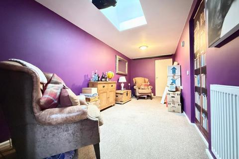 3 bedroom semi-detached house for sale, Ereswell Road, Limbury Mead, Luton, Bedfordshire, LU3 2UH