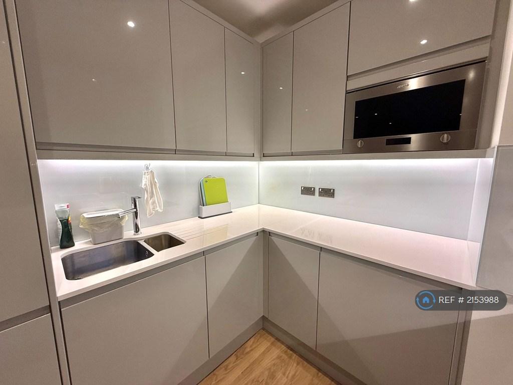 Kitchen: Double Sinks, Microwave