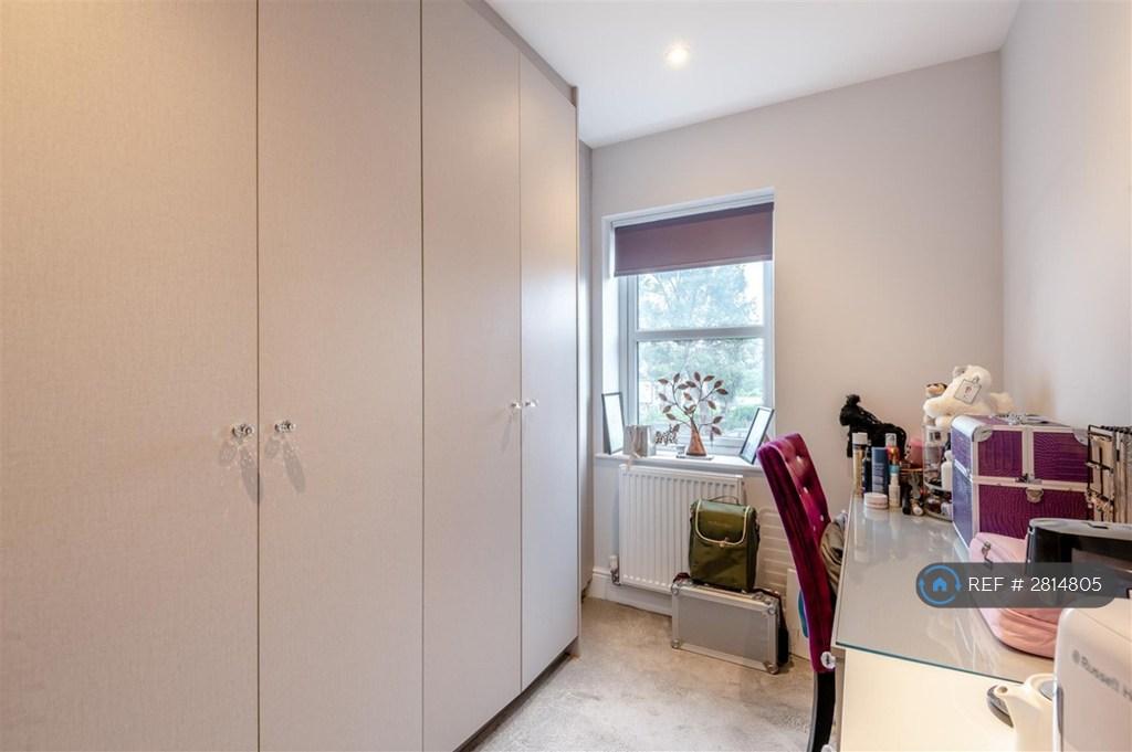3rd Bedroom - Walkin Wardrobe And Makeup Table