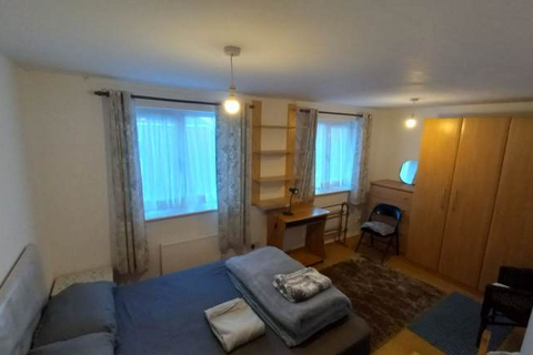 1 bedroom in a house share to rent, Harlinger Street, London SE18