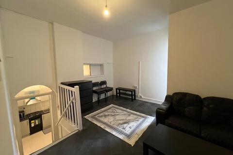 2 bedroom flat to rent, Stoke Newington High Street, London N16