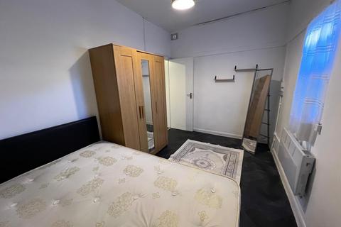 2 bedroom flat to rent, Stoke Newington High Street, London N16