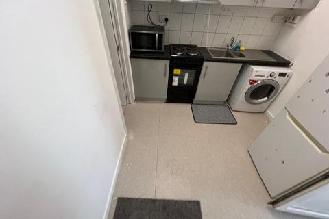 2 bedroom flat to rent, Stoke Newington High Street, London N16