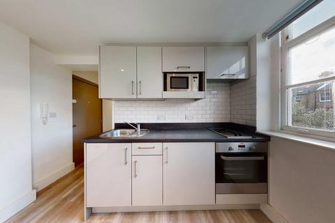 Studio to rent, Kilburn High Road