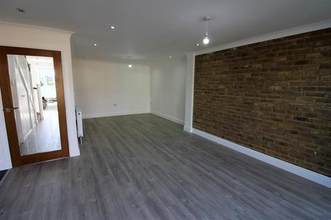 6 bedroom detached house to rent, Hurstleigh Gardens, Ilford IG5