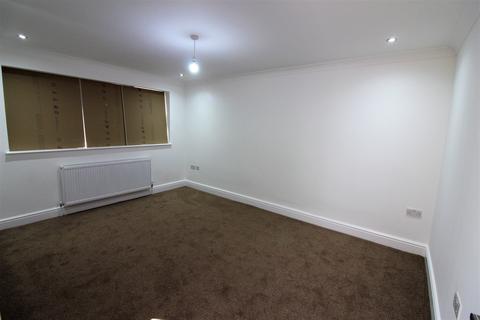 6 bedroom detached house to rent, Hurstleigh Gardens, Ilford IG5