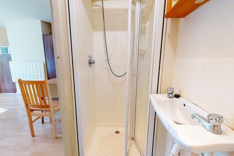 Studio to rent, Chatsworth Road