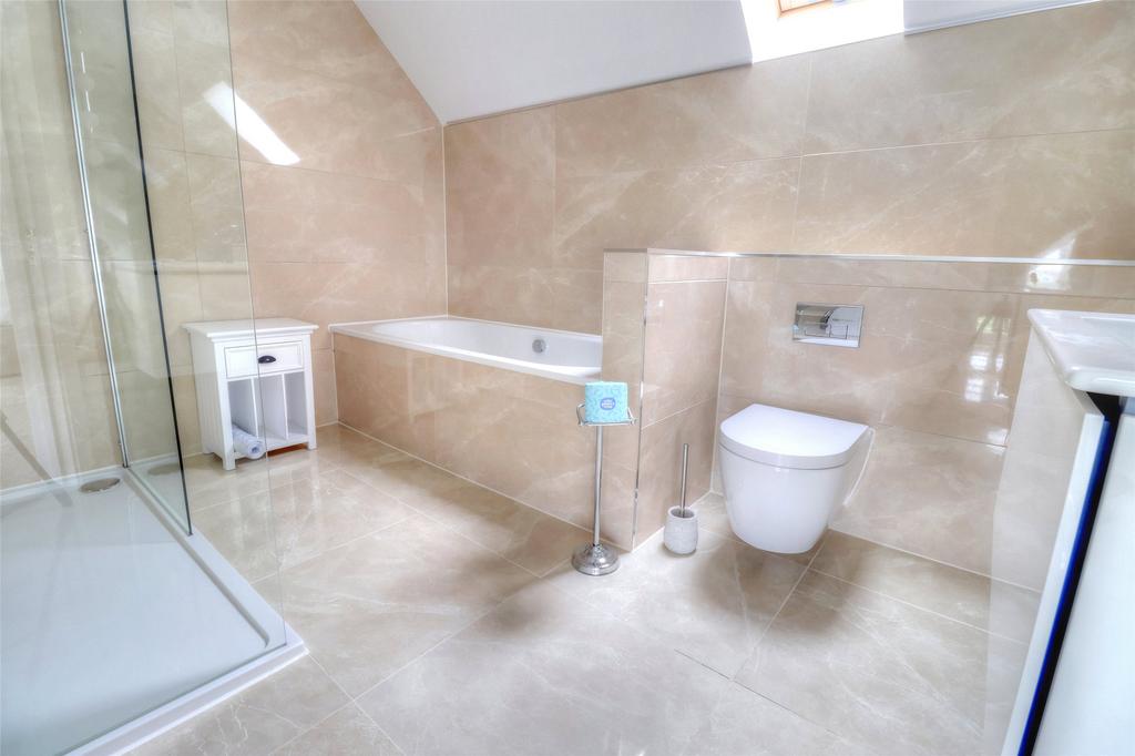 Main Bed En-Suite