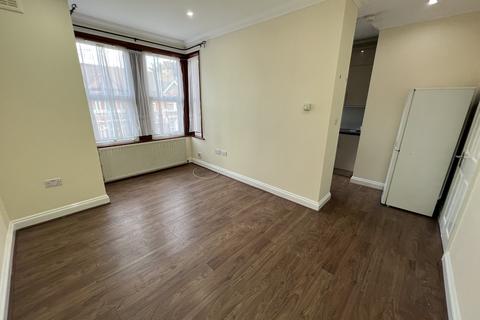 1 bedroom flat to rent, Hampton Road, Ilford IG1