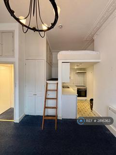 Studio to rent, Hammersmith Grove, London, W6