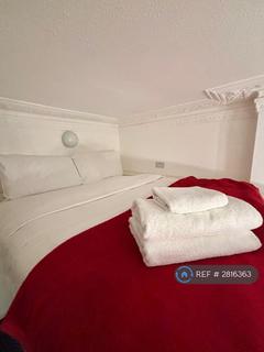 Studio to rent, Hammersmith Grove, London, W6
