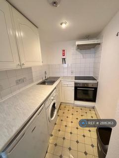 Studio to rent, Hammersmith Grove, London, W6