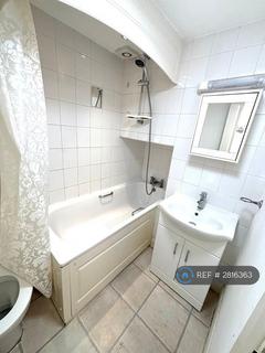 Studio to rent, Hammersmith Grove, London, W6