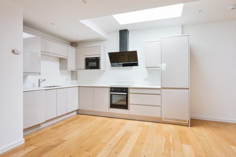 2 bedroom flat to rent, Lime Grove, KT3