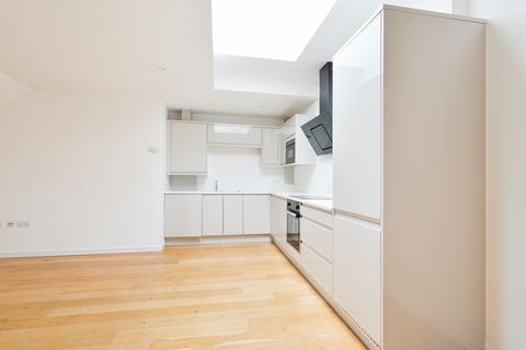 2 bedroom flat to rent, Lime Grove, KT3