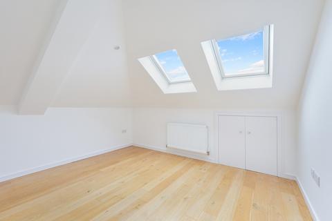 2 bedroom flat to rent, Lime Grove, KT3