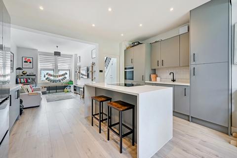 3 bedroom flat to rent, Furmage Street, SW18