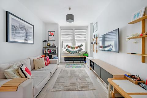 3 bedroom flat to rent, Furmage Street, SW18
