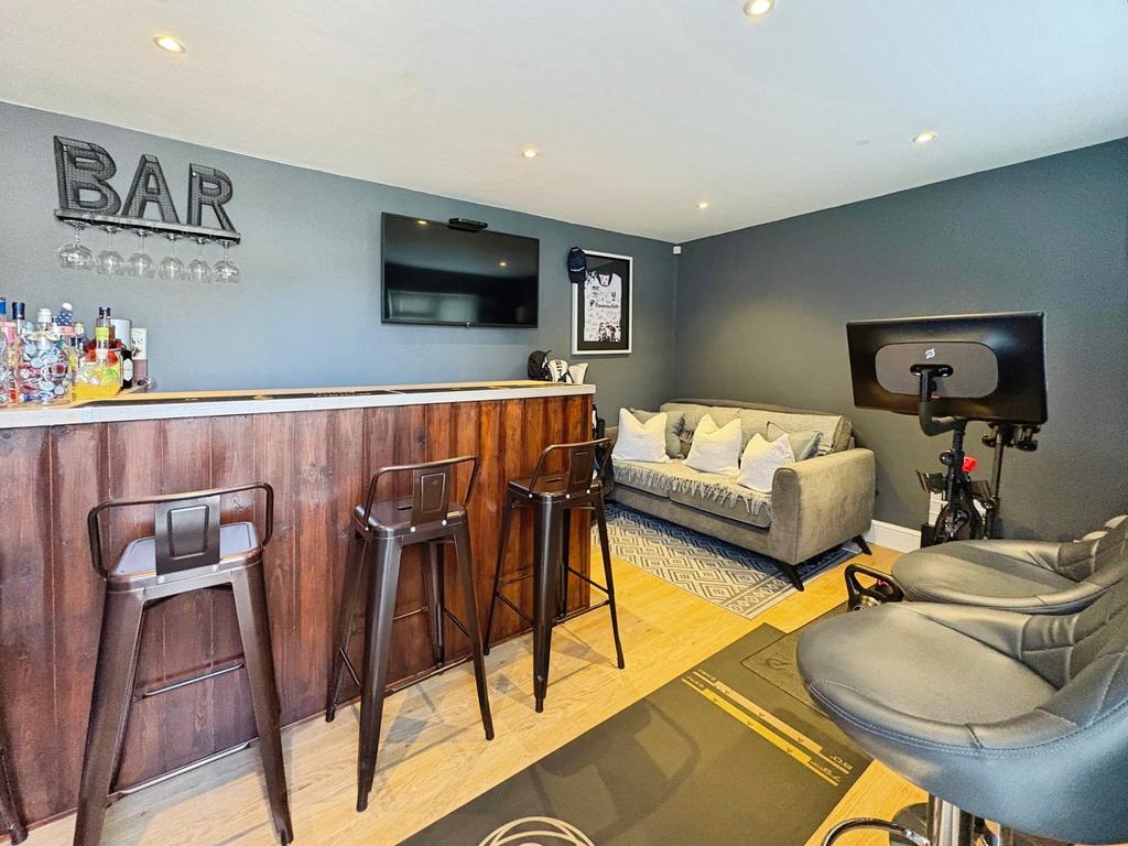 Outbuilding/Bar