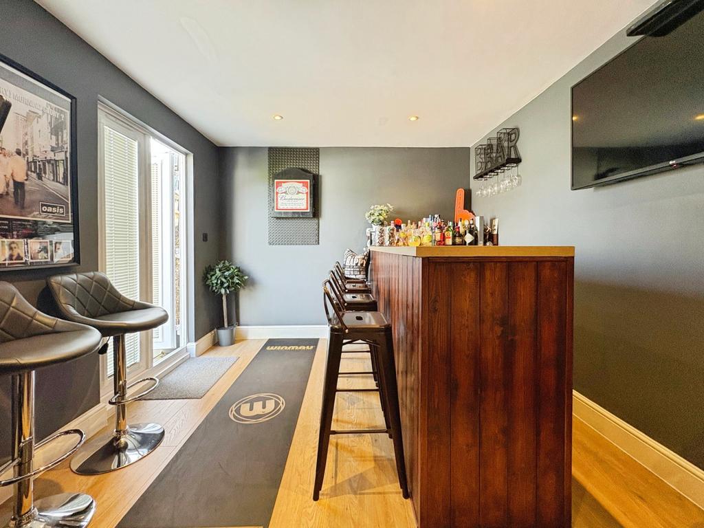 Outbuilding/Bar