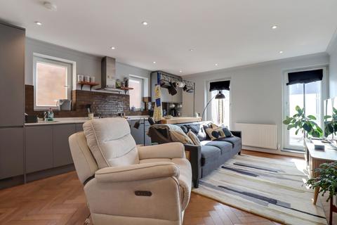 2 bedroom flat for sale, Walton Road, East Molesey, KT8