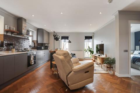 2 bedroom flat for sale, Walton Road, East Molesey, KT8