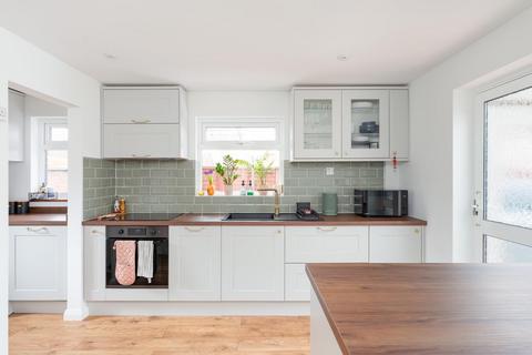 3 bedroom end of terrace house for sale, Tilling Road, Manor Farm
