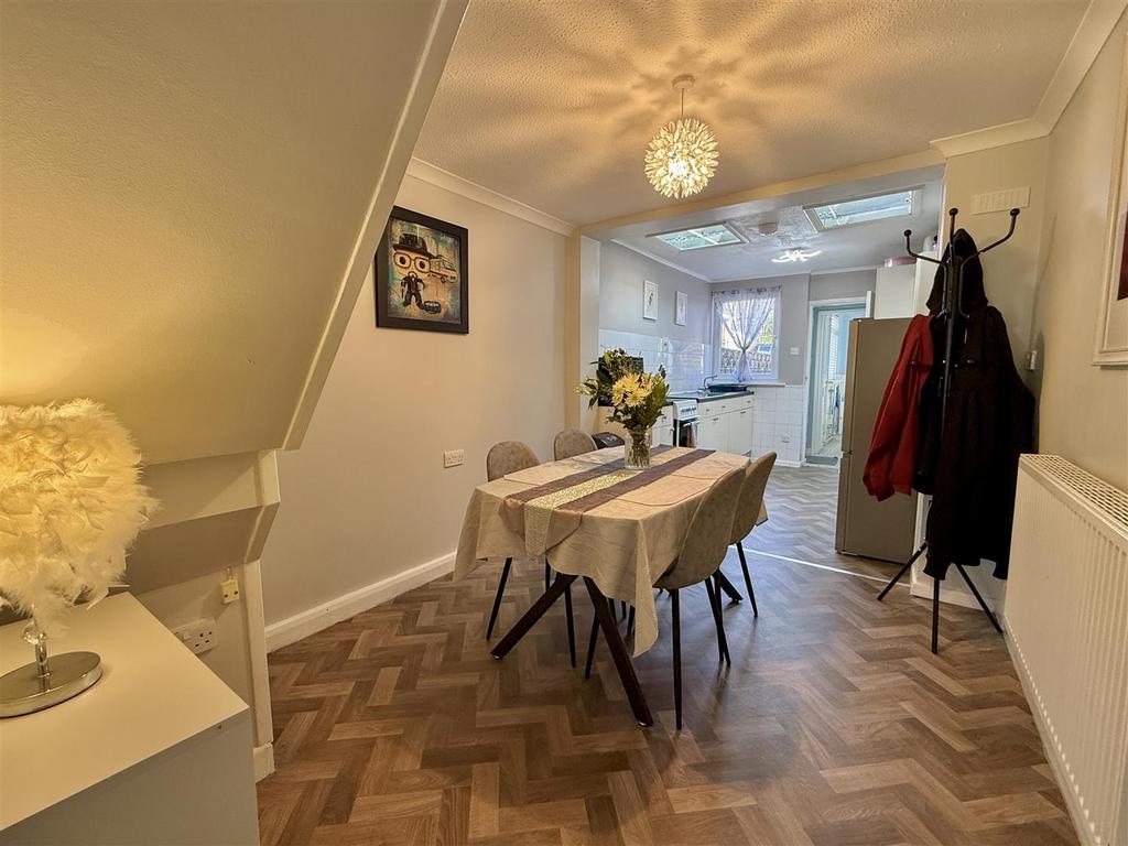 Kitchen/Dining Room: