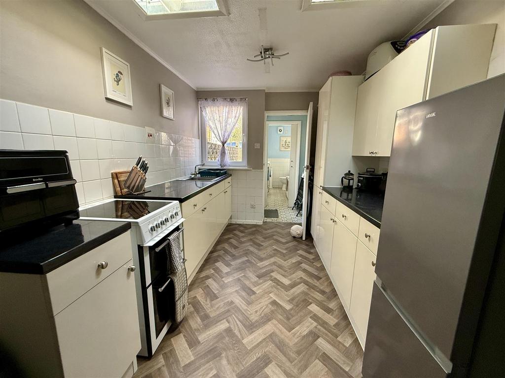 Kitchen/Dining Room: