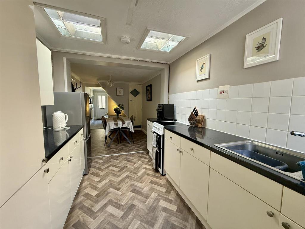 Kitchen/Dining Room: