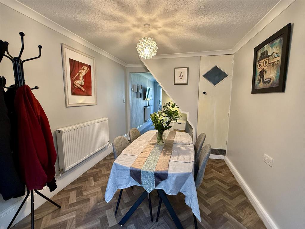 Kitchen/Dining Room: