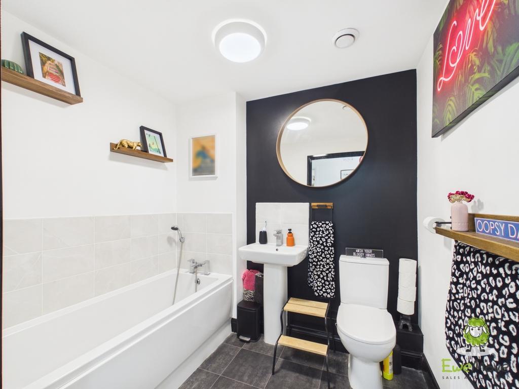 Ewe Move Estate Agents Basingstoke -Fleetlands Hous