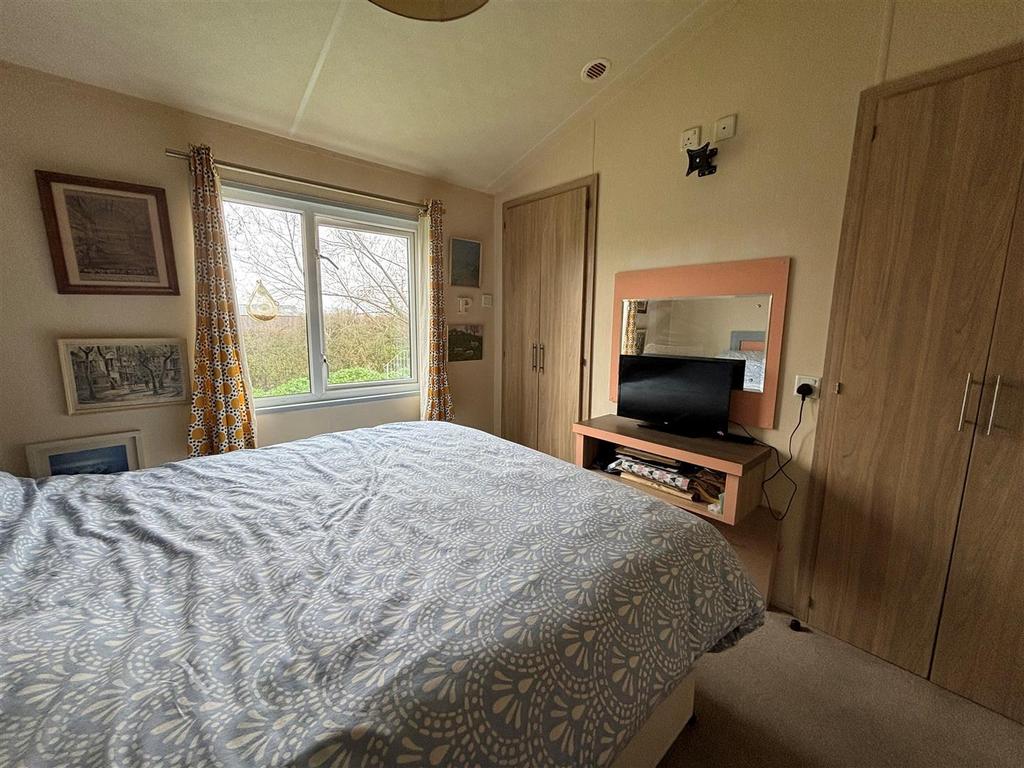 Bed 1.jpg