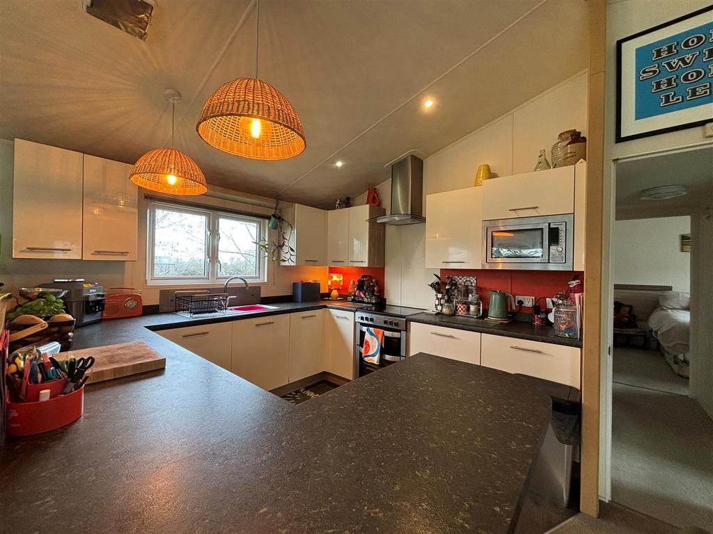 Kitchen 2.jpg