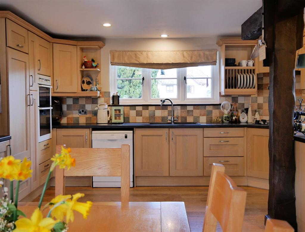 Kitchen/ Dining Room
