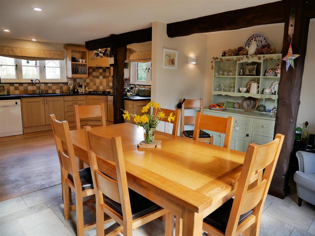 Kitchen/ Dining Room