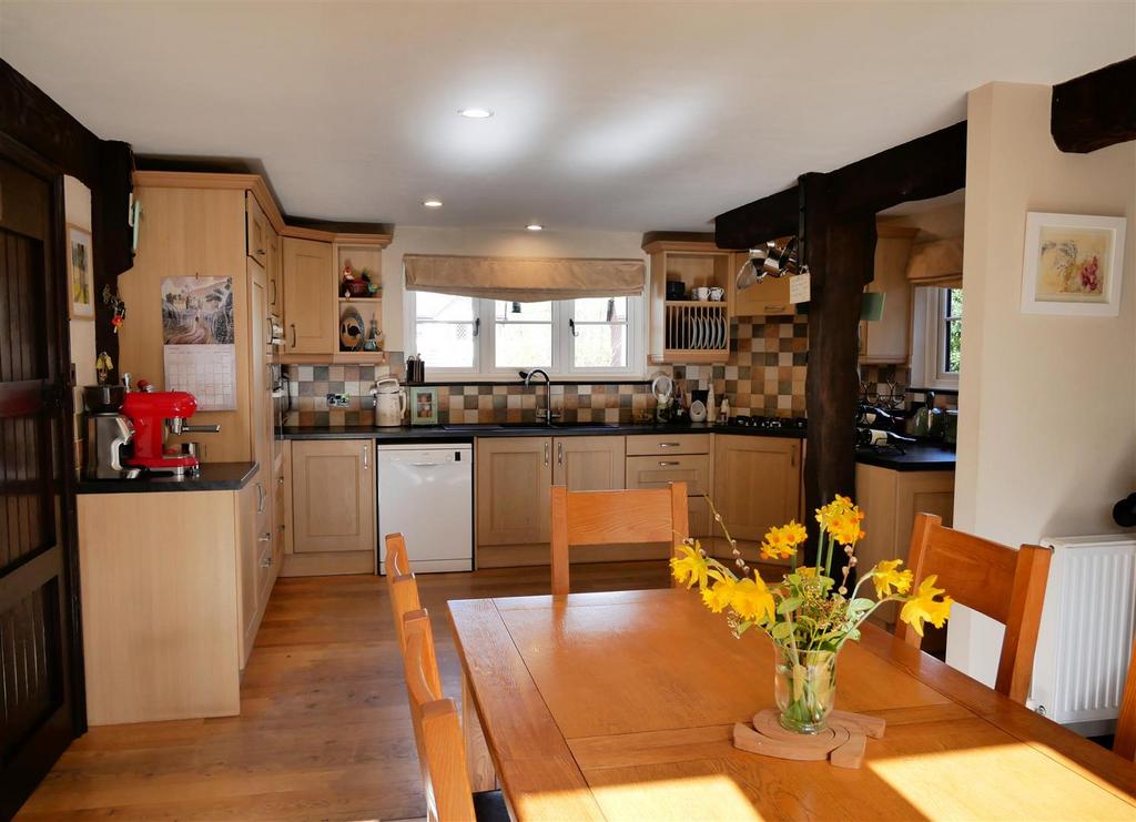 Kitchen/ Dining Room