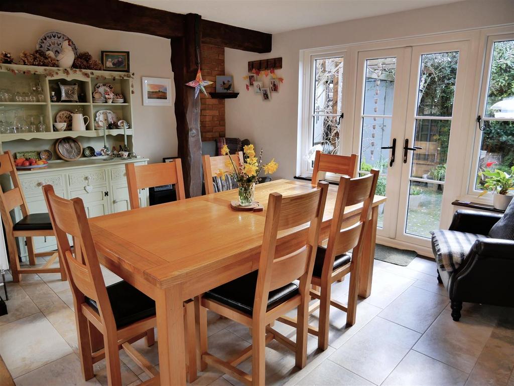 Kitchen/ Dining Room