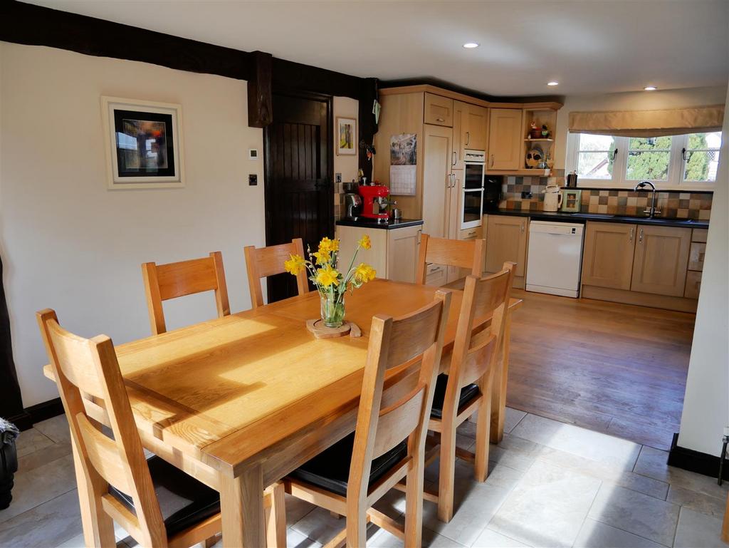 Kitchen/ Dining Room