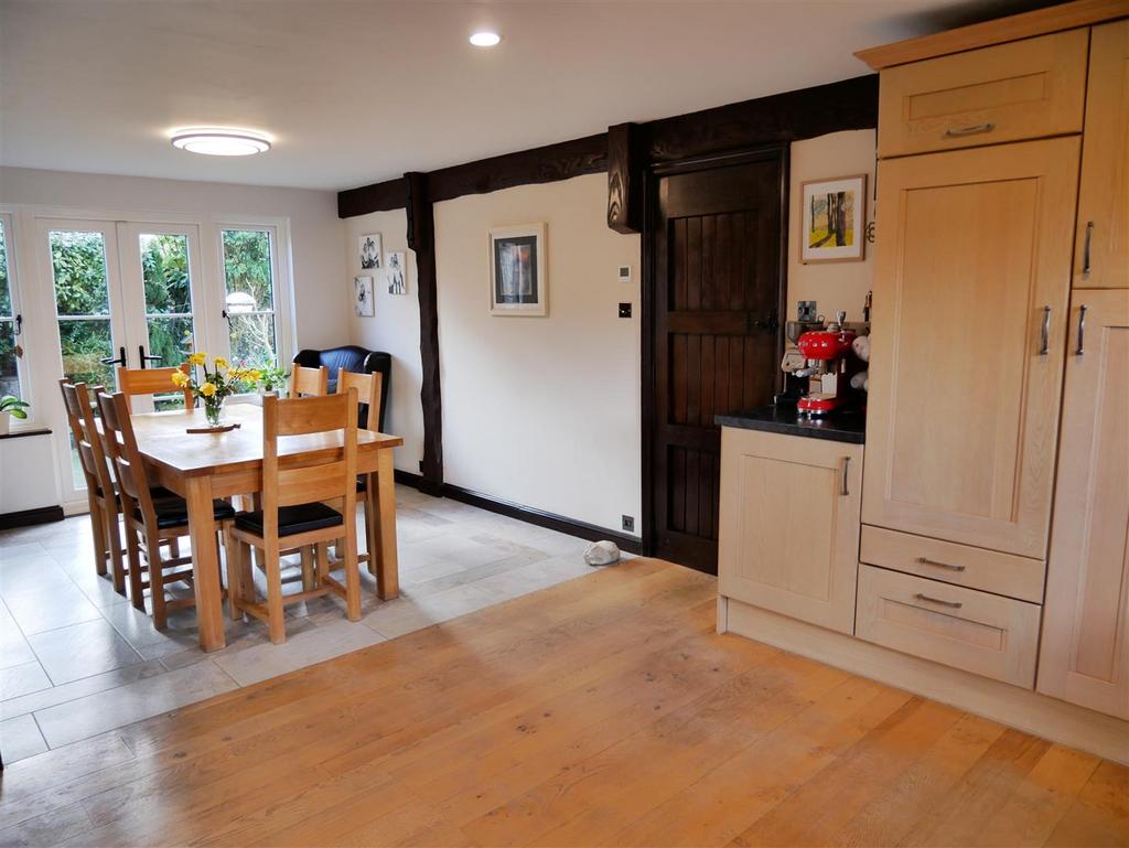 Kitchen/ Dining Room