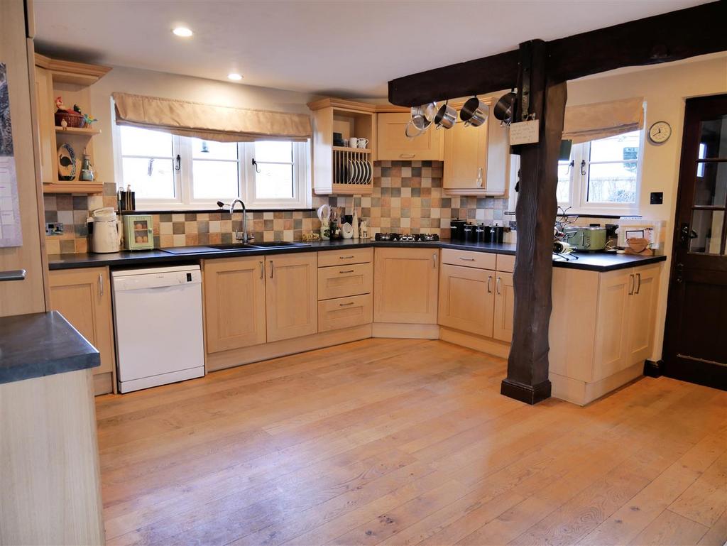 Kitchen/ Dining Room