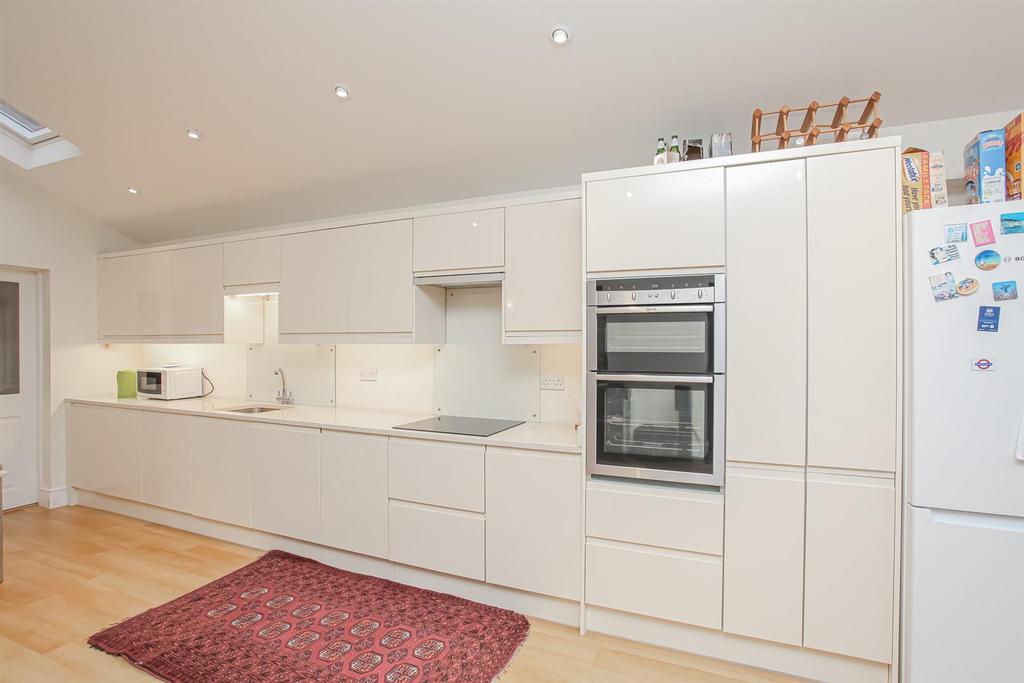 Kitchen 2.jpg