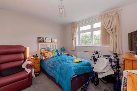 4 bedroom end of terrace house for sale, High Street, Langley, Slough
